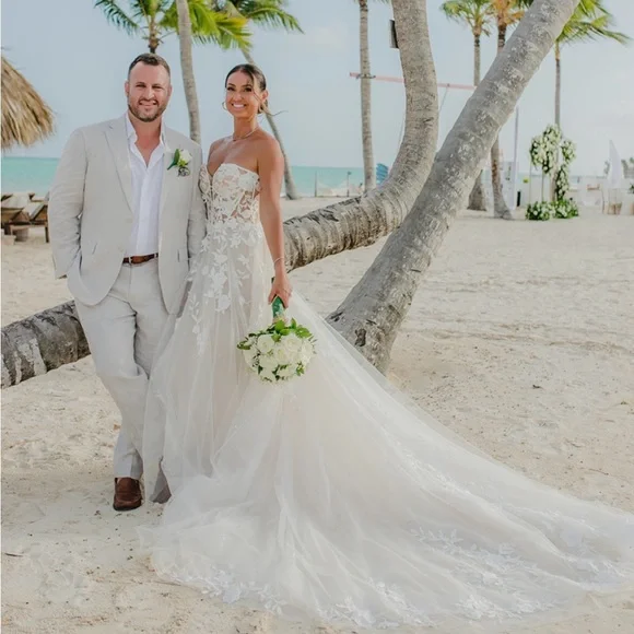 Wedding Gown Worn once and preserved - Picture 4 of 5